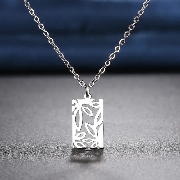 ⚜️[𝟯/$𝟭𝟴]⚜️NEW Floral Charm Stainless Steel Necklace - Picture 6 of 11